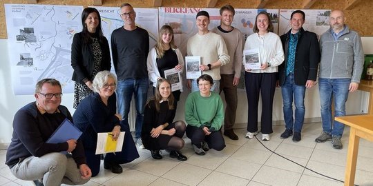 Organisator DI Roland Wück (li) und die Jury waren sichtlich zufrieden mit den Leistungen der Studententeams – am Bild die drei Gewinnerteams