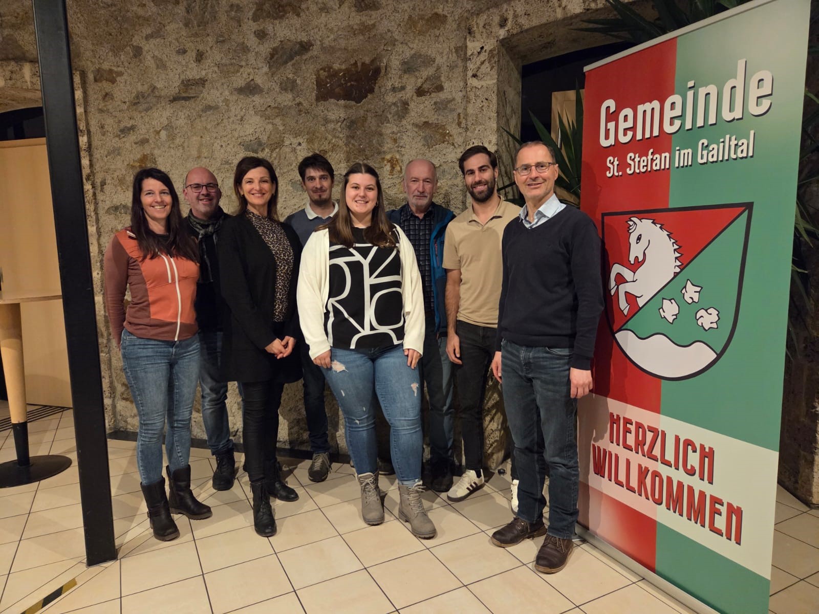 Am Foto (v.l.n.r.): Dr. Nina Becker, Dir. Daniel Mešnik, GR Martina Köfer-Haberle, GR Hansjörg Steiner, KIG-Leitung Nadine Mörtl, Raimund Iskrac, Martin Schumnig und Vizebürgermeister Robert Druml.