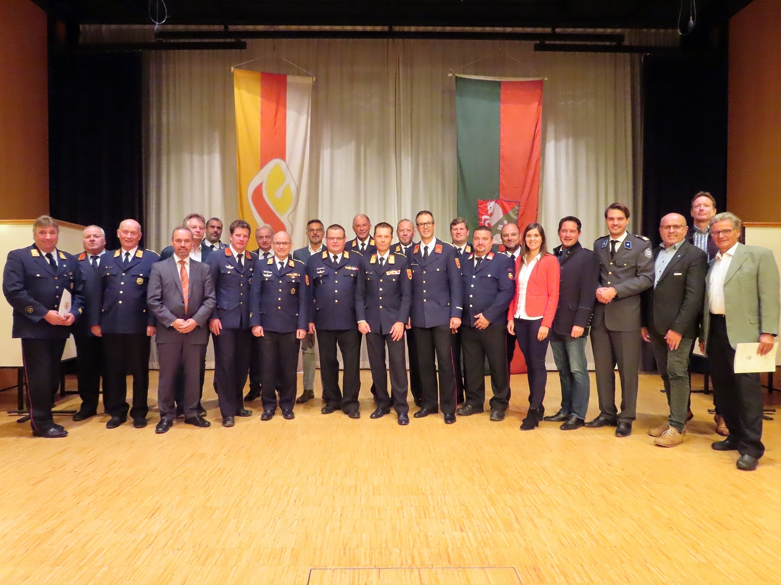 Das Bezirksfeuerwehrkommando Hermagor mit den Geehrten und den Ehrengästen